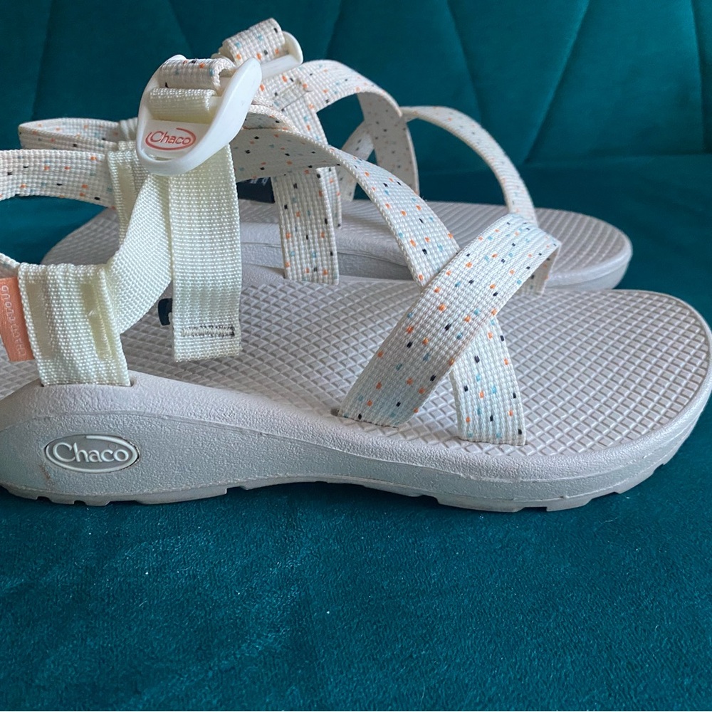 Chaco - Women’s W7 (fits 8 1/2) Cream Strappy Sandals with Multicolor Pattern - Picture 4 of 5